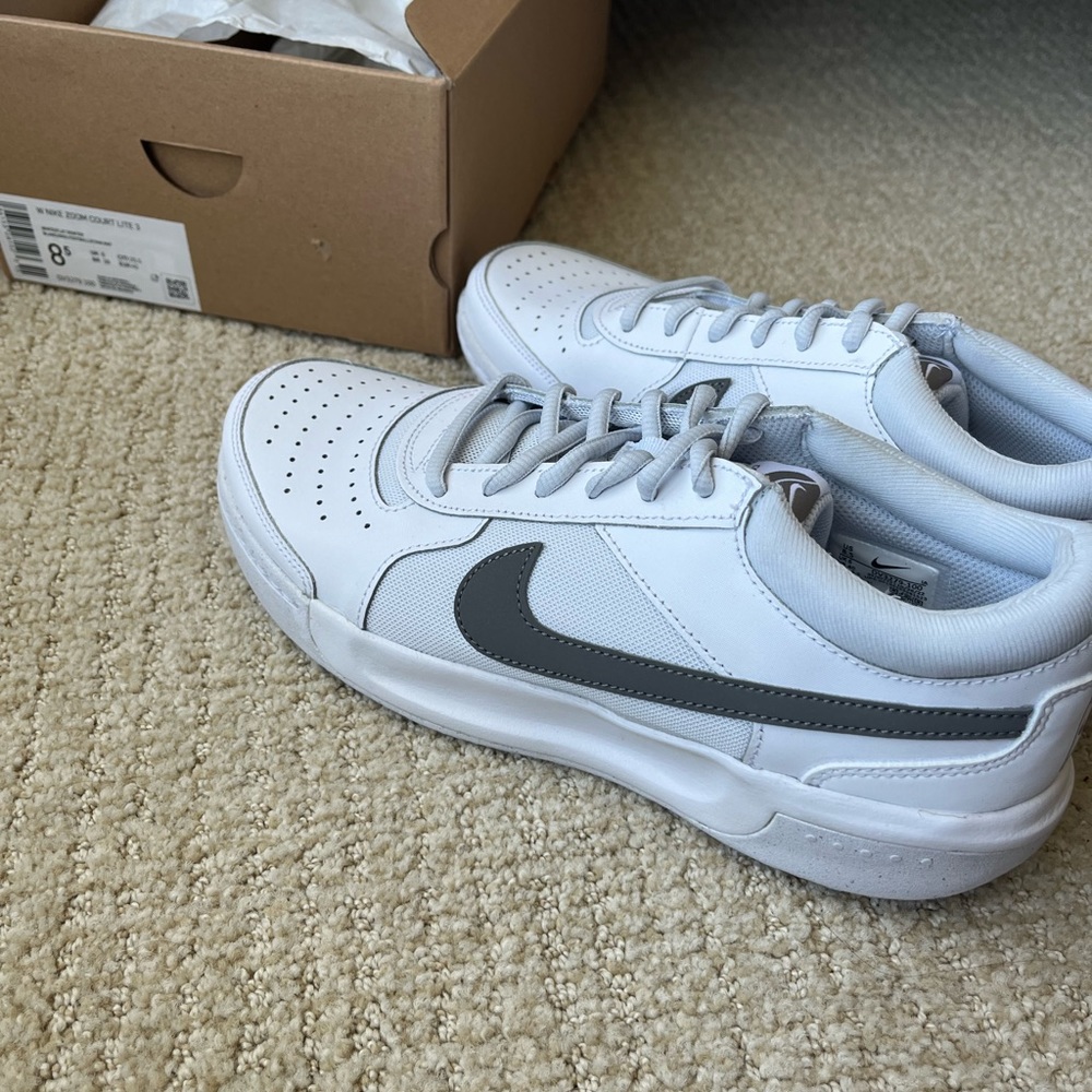 Nike zoom court lite 3, women’s US size 8.5, white and grey, NWT!